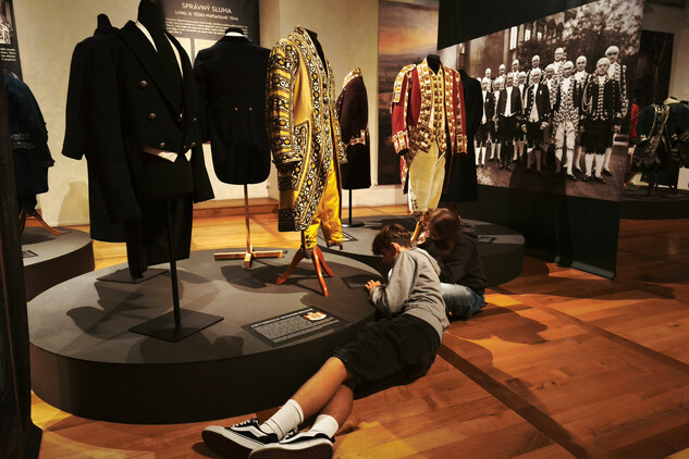 Po zodpovězení otázek, co je livrej, k čemu sloužila, jak vypadala se žáci i studenti vydali bádat do výstavy a pozorovat odlišnosti historických livrejí. 