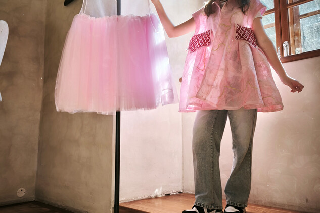 Nové studentské modely zaujaly natolik, že se některé slečny odvážily zeptat na možnost si je vyzkoušet.