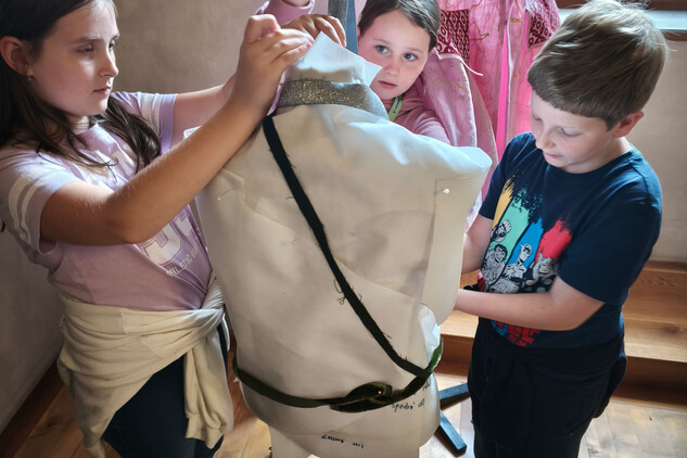 Jedné skupině nedostačovalo sešpendlit pouze střih vesty. Figurína je celá oděná do několika střihů a řádně dozdobena portami.