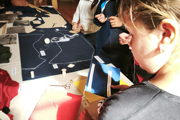 Žáci napodobovali podle ukázky užívané stehy nebo se vydali osobitou cestou (vyšití jména, písmena, šmodrchání).