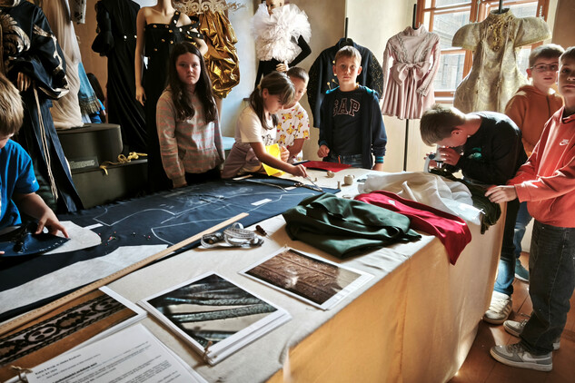 Na badatelském stole nezůstala bez povšimnutí krejčovská křída, rádlo ani mikroskop.