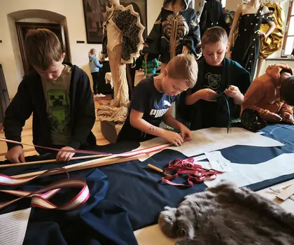 Měření v loktech a porovnávání.