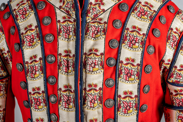 Detail livreje posla rodu Trauttmannsdorfů, vlněné sukno, hedvábné porty, konec 19.století, SZ Horšovský Týn