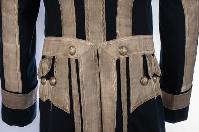 Detail kabátu livreje rodu Salmů, vlněné sukno, stříbrné dracounové porty, 2.polovina 19.století, SZ Rájec