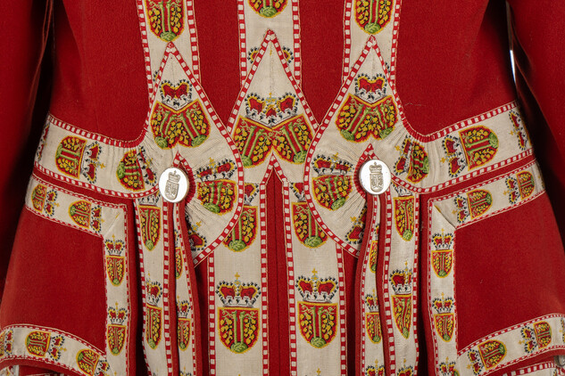 Detail kabátu livreje rodu Lichnovských, vlněné sukno, hedvábné porty, počátek 20.století, SZ Hradec nad Moravicí