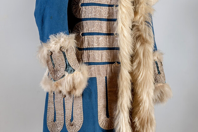 Kožich kočího rodu Schwarzenbergů, vlněné sukno a hedvábný samet, stříbrné dracounové porty, ovčí kožešina, polovina 19.stoiletí, SZ Č. Krumlov