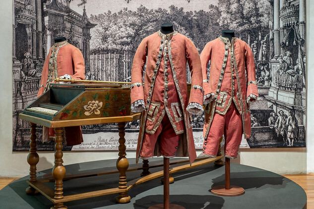 Livreje hudebníků zámeckého orchestru rodu Schwarzenbergů, vlněné sukno, stříbrné dracounové porty, 60.léta 18.století, SZ Č. Krumlov